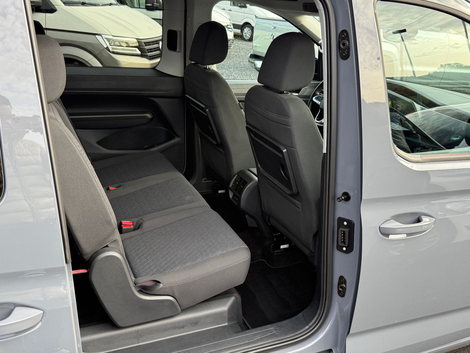 Fahrzeugabbildung Volkswagen Caddy Life Maxi 7-Sitzer ACC Blis DAB PDC SHZ