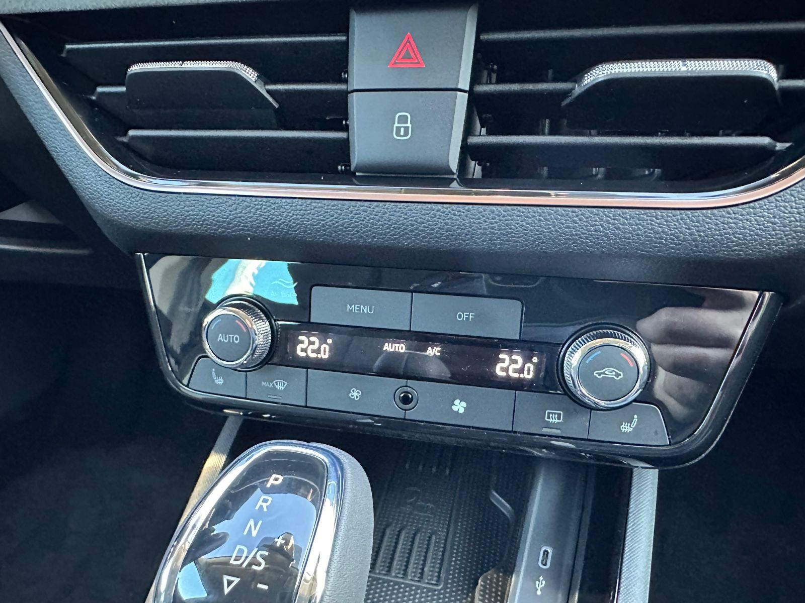 Fahrzeugabbildung SKODA Kamiq Selection 1.0 TSI DSG ACC/LED/PDC/eHeck