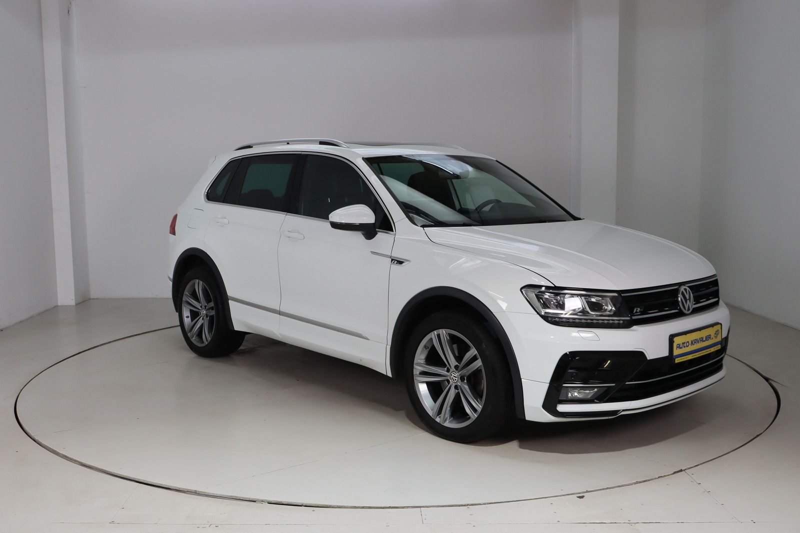 Fahrzeugabbildung Volkswagen Tiguan 2.0 TSI 4 Motion R-line Highline * Pano *