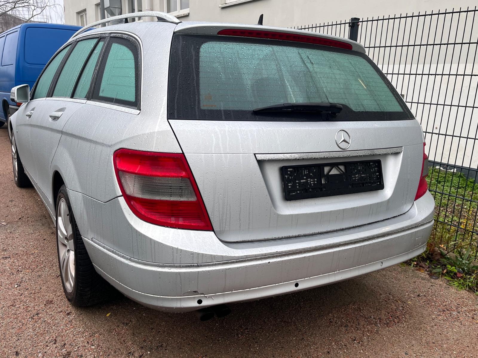 Mercedes-Benz C180 2009 — interior