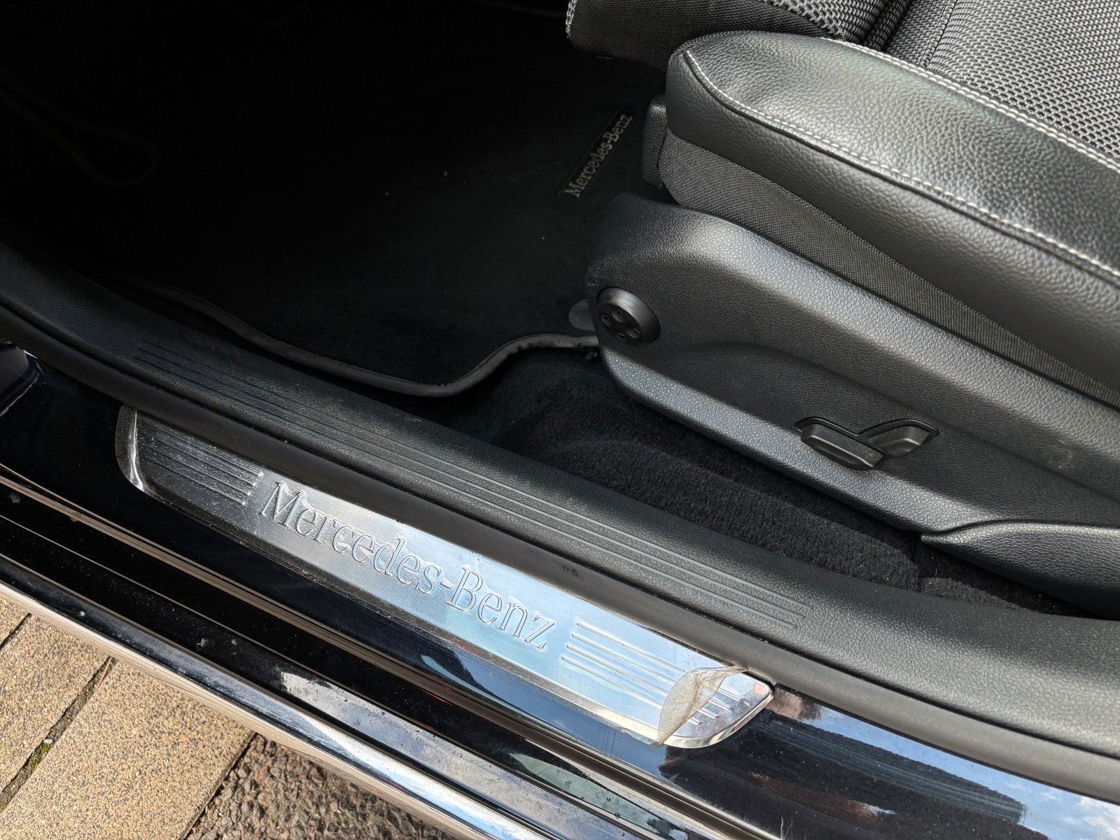 Fahrzeugabbildung Mercedes-Benz E 220d *Ambiente*Kamera*ACC*LED*SHZ