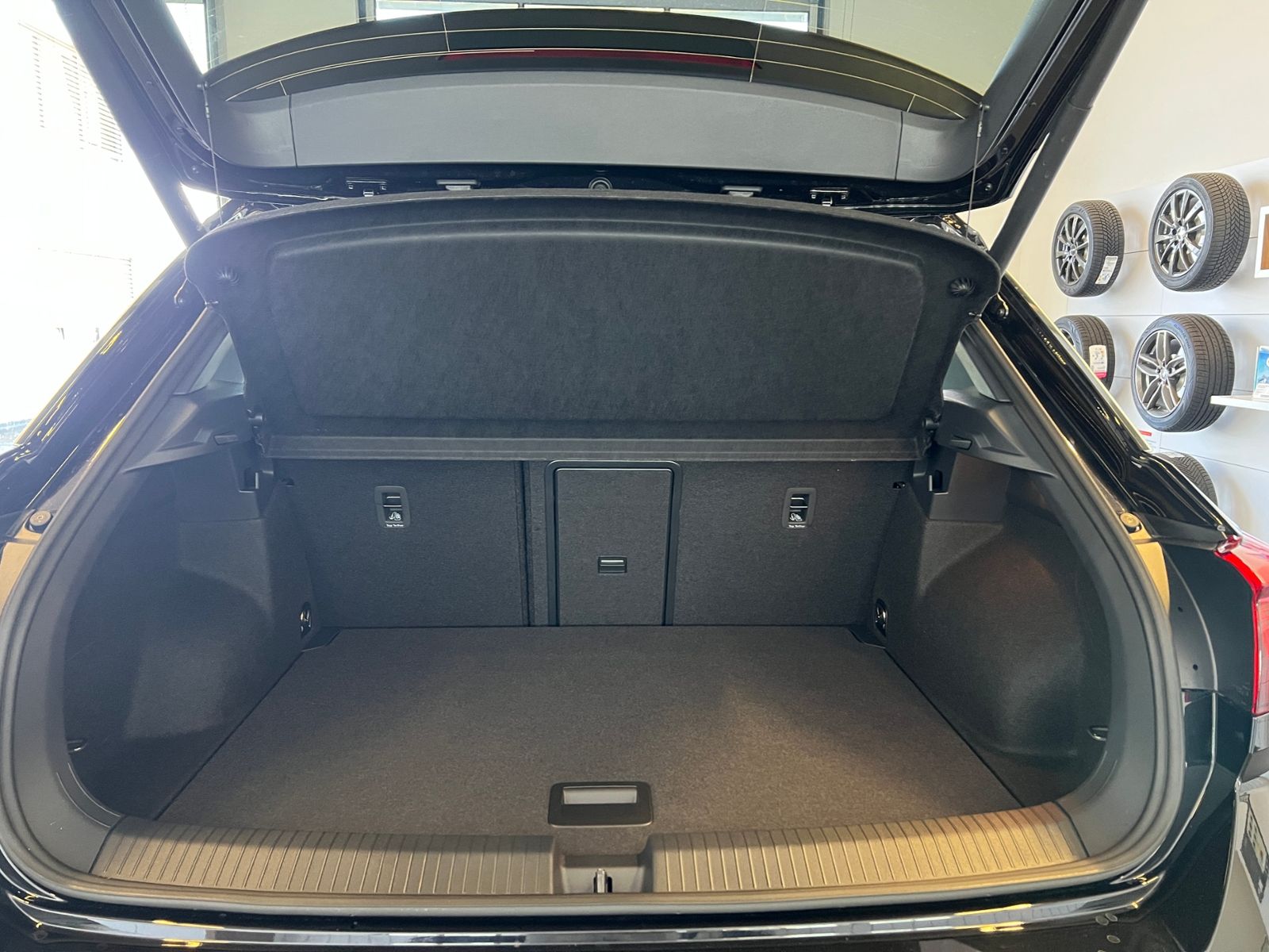 Fahrzeugabbildung Volkswagen T-Roc R-Line 1.5 TSI DSG *LED, Easy Open, 18"-LM