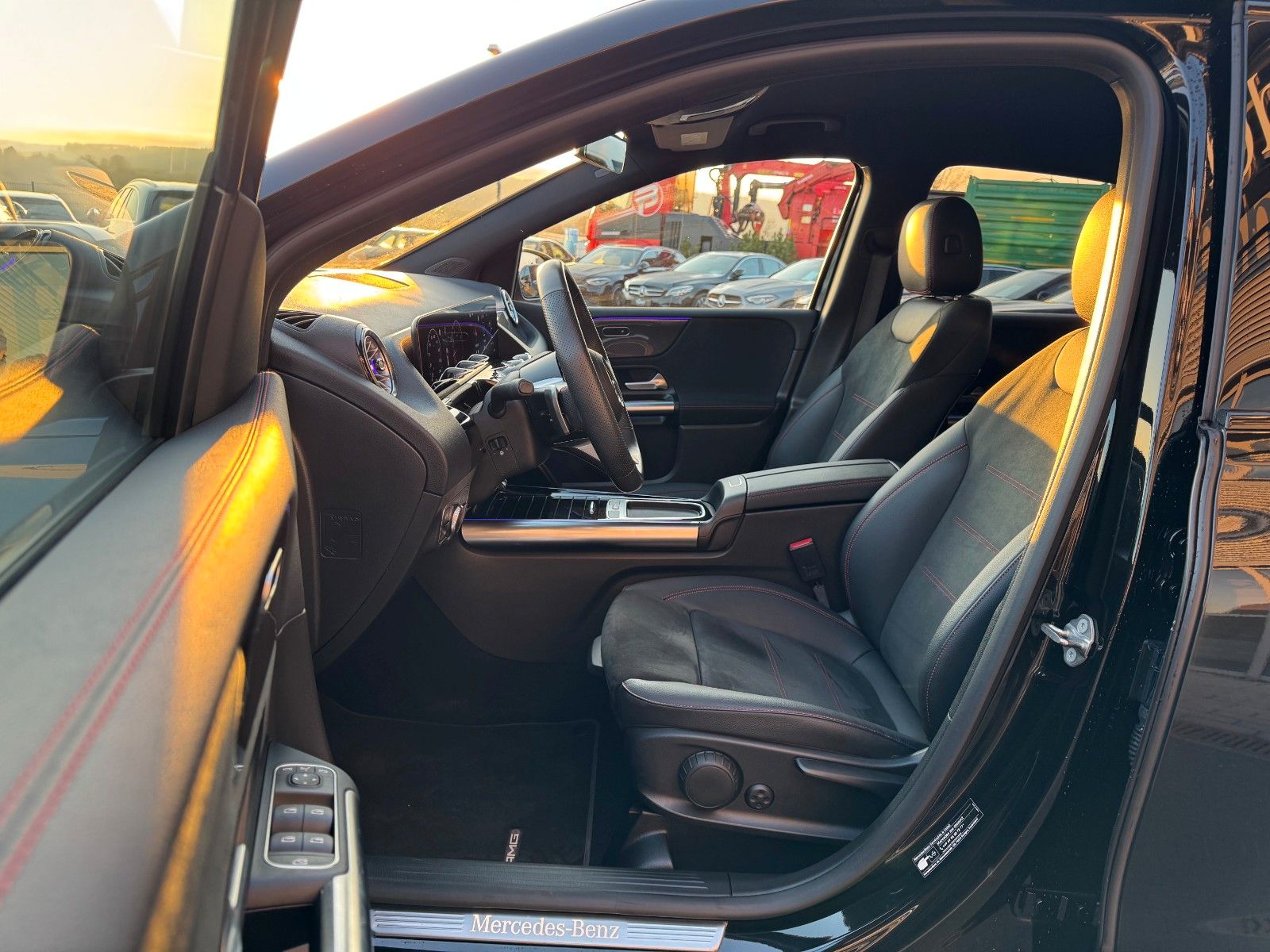 Fahrzeugabbildung Mercedes-Benz B 200 AMG+AHK+Ambiente+RFK+MBUX+Night