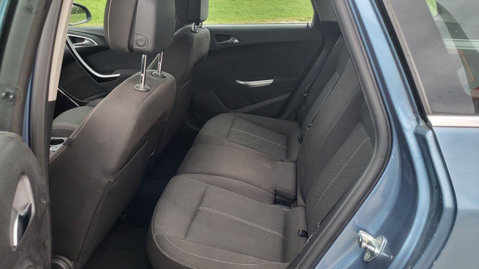 Opel Astra 2011 — photo 11