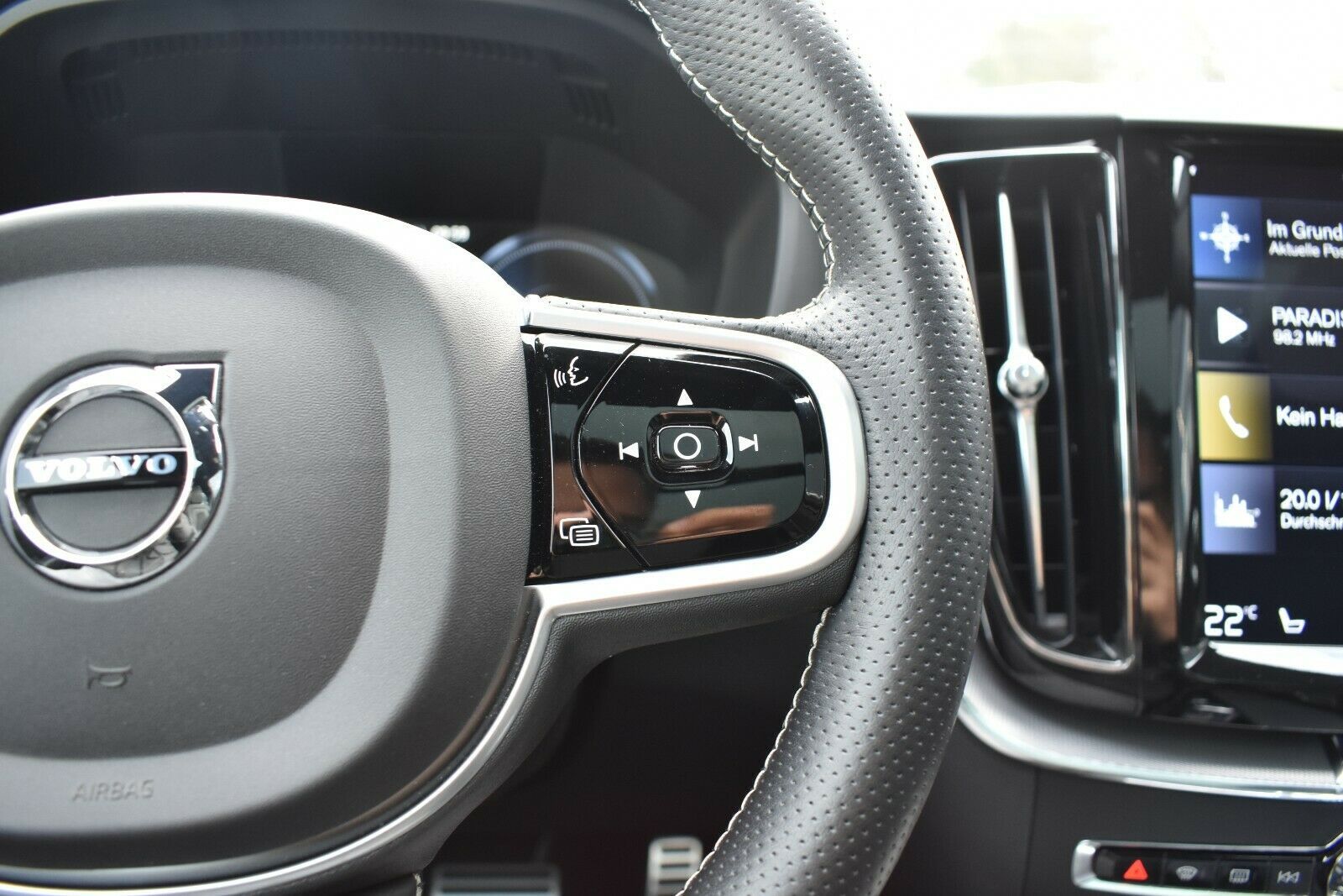 Fahrzeugabbildung Volvo XC60 T8 Twin Engine AWD R-Design*AHK*LUFT*Navi*