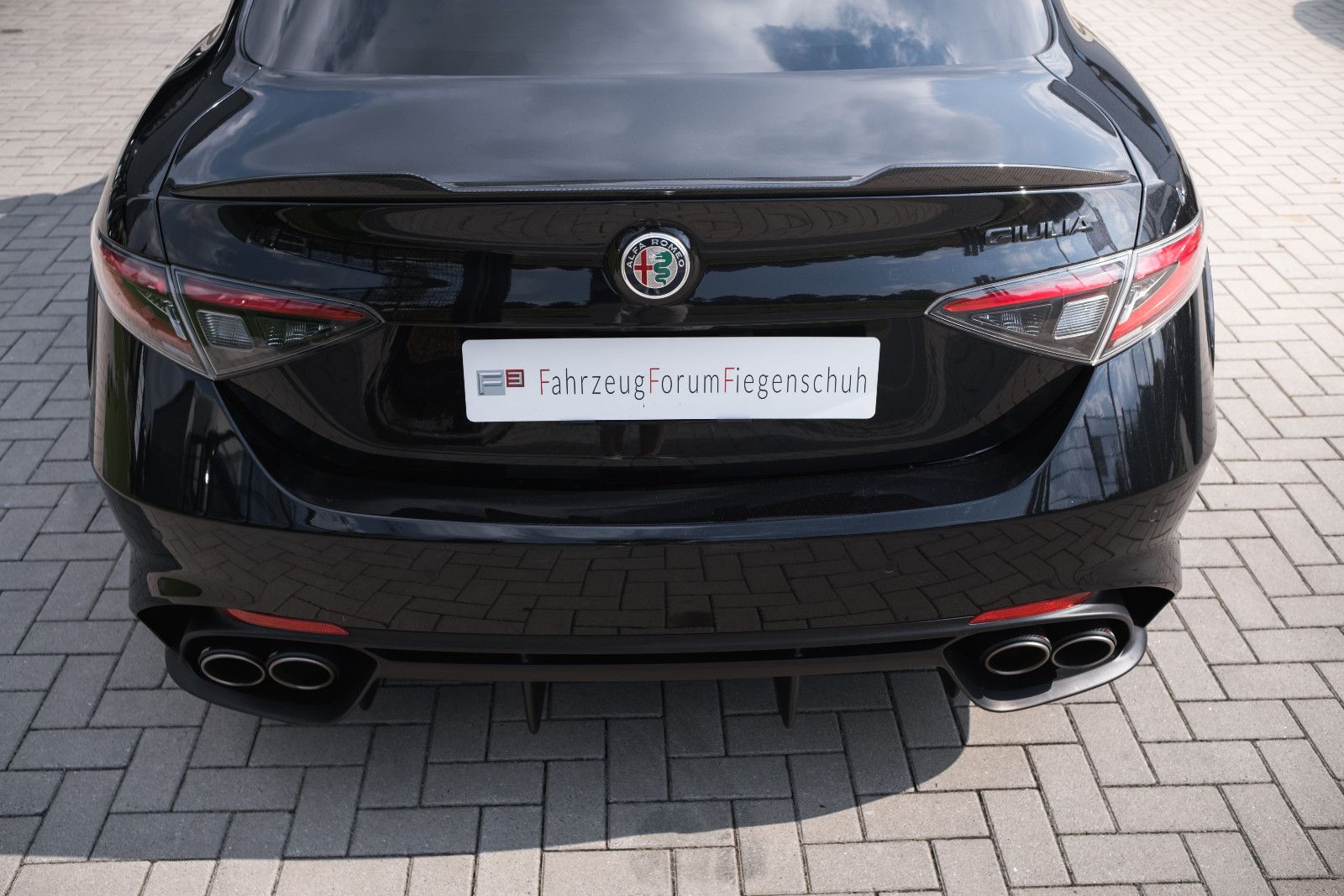 Fahrzeugabbildung Alfa Romeo Giulia Quadrifoglio-Akrapovic-HarmanKardon