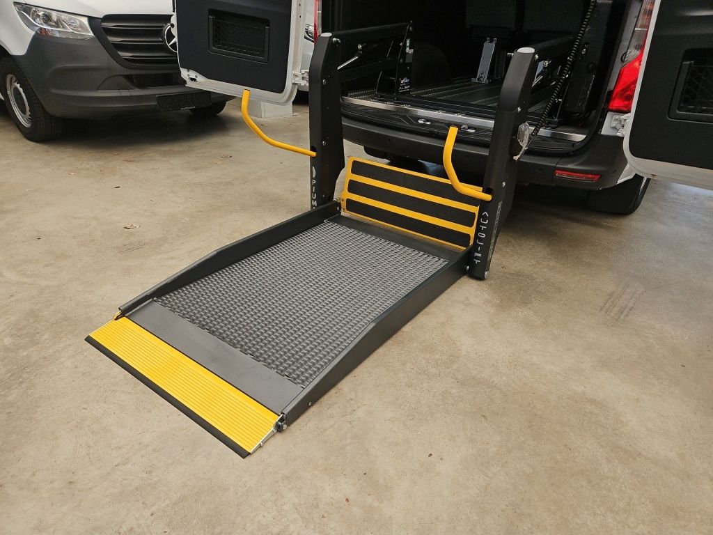 Fahrzeugabbildung Mercedes-Benz Sprinter 317 Kombi L2H2 Mobility Rollstuhl Lift