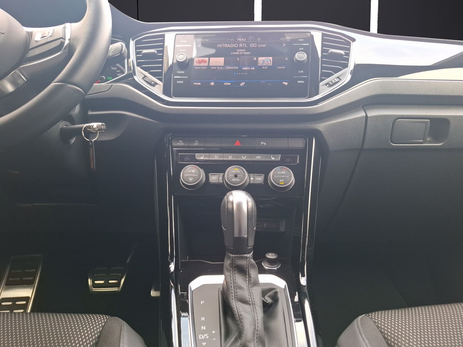 Fahrzeugabbildung Volkswagen T-Roc TSI Sport DSG LED AHK CarPlay ACC RFK SH 1