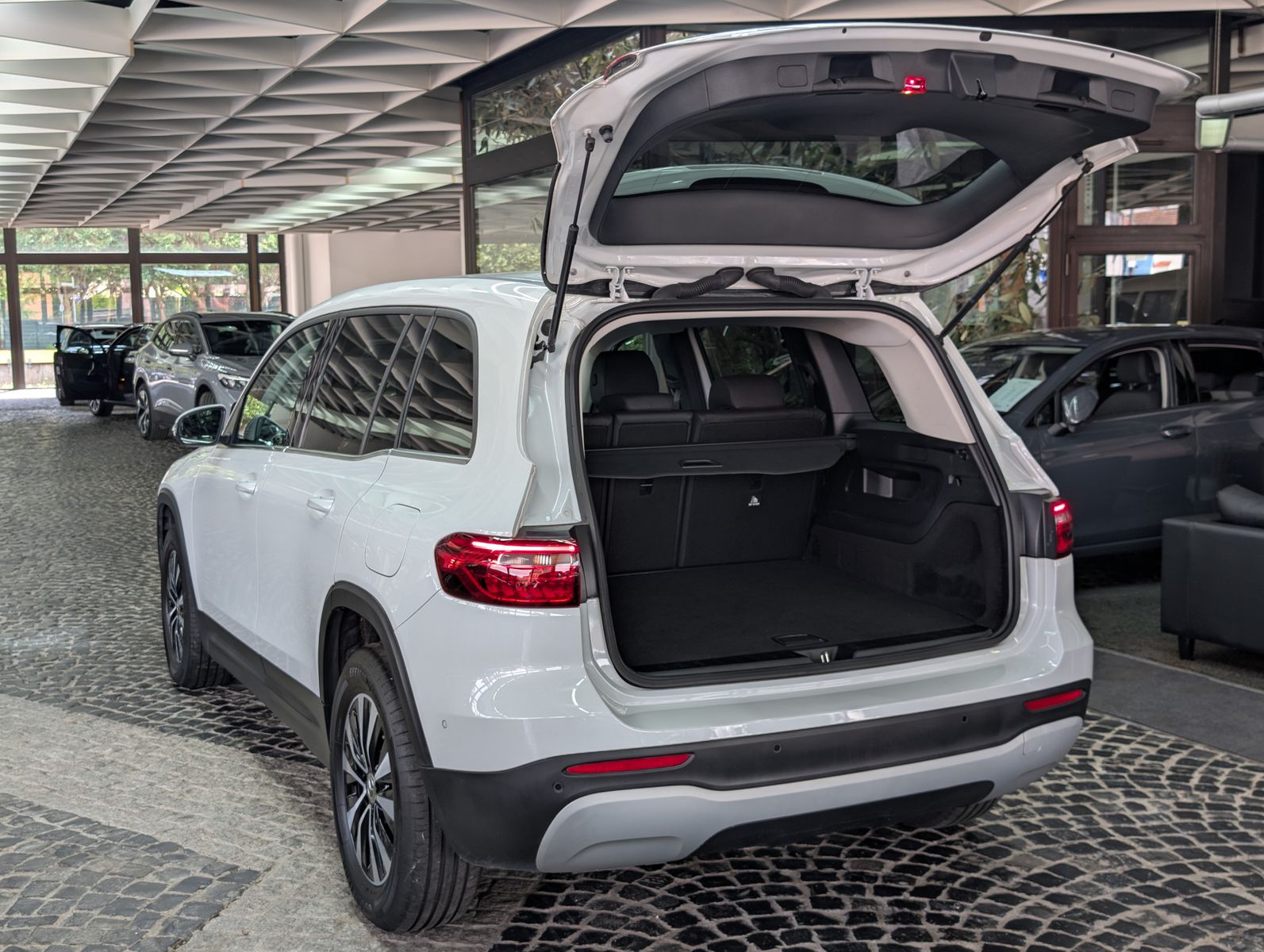 Fahrzeugabbildung Mercedes-Benz GLB 220 d MBUX LEDER VIRT APP KAM LED SHZ ALU