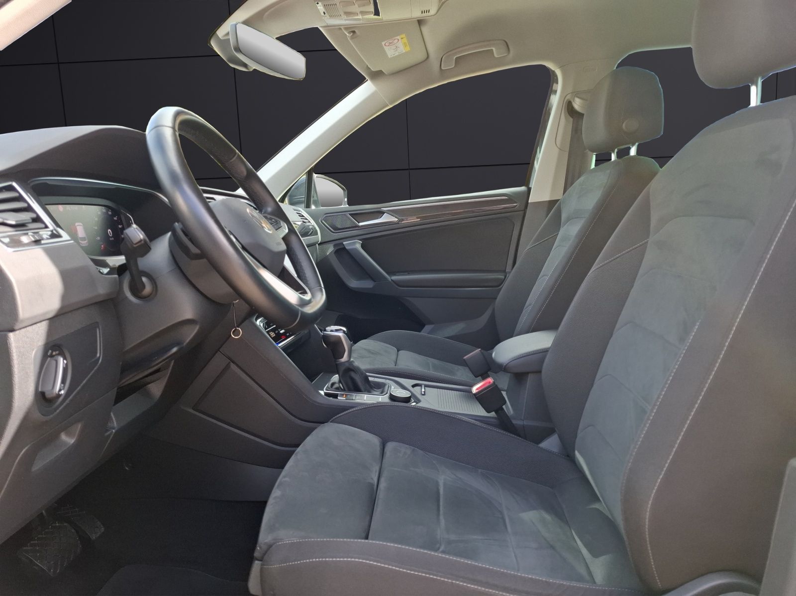 Fahrzeugabbildung Volkswagen Tiguan TDI Elegance DSG 4Mo Matrix AHK Navi AIF´