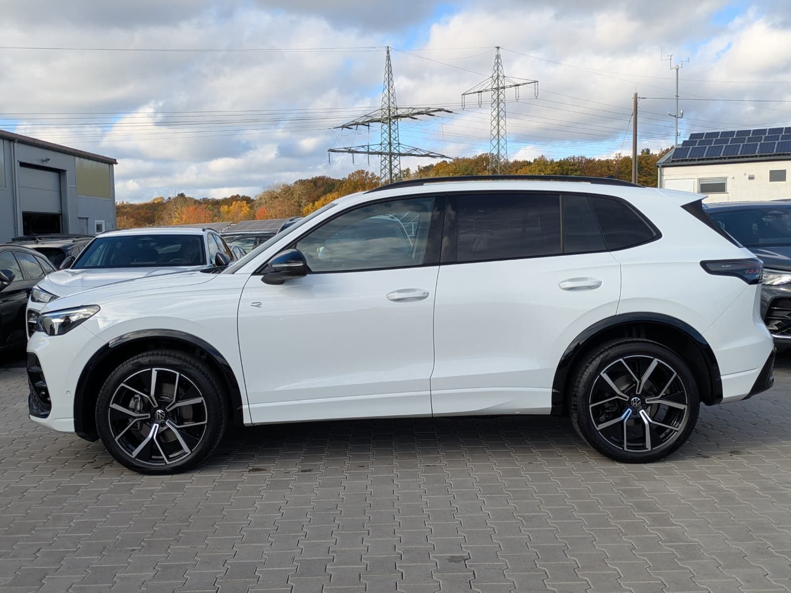 Fahrzeugabbildung Volkswagen Tiguan 2.0 TDI 4M R-Line PANO*H&K*AHK*MATRIX*20"
