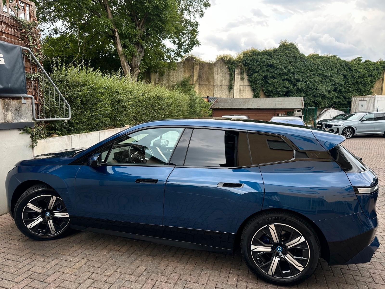 BMW iX xDrive40 M Sport PANO-SKY*AHK*DA-Prof*360°