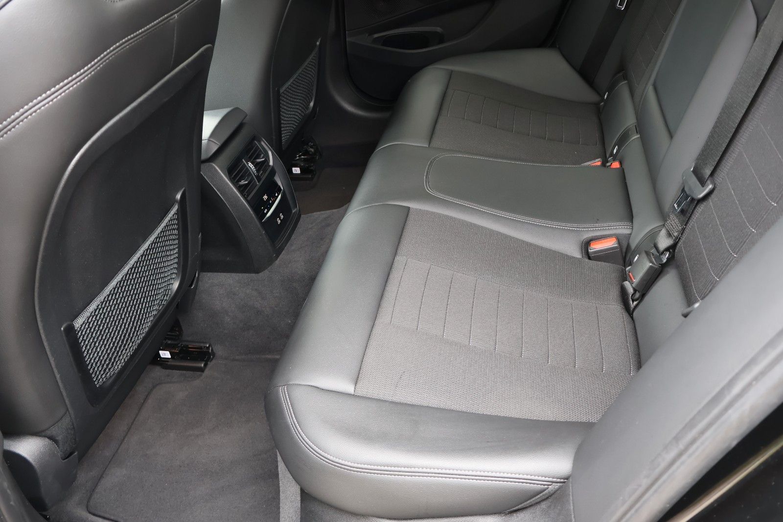 Fahrzeugabbildung BMW 318 Baureihe 3 Lim. 318 d Advantage