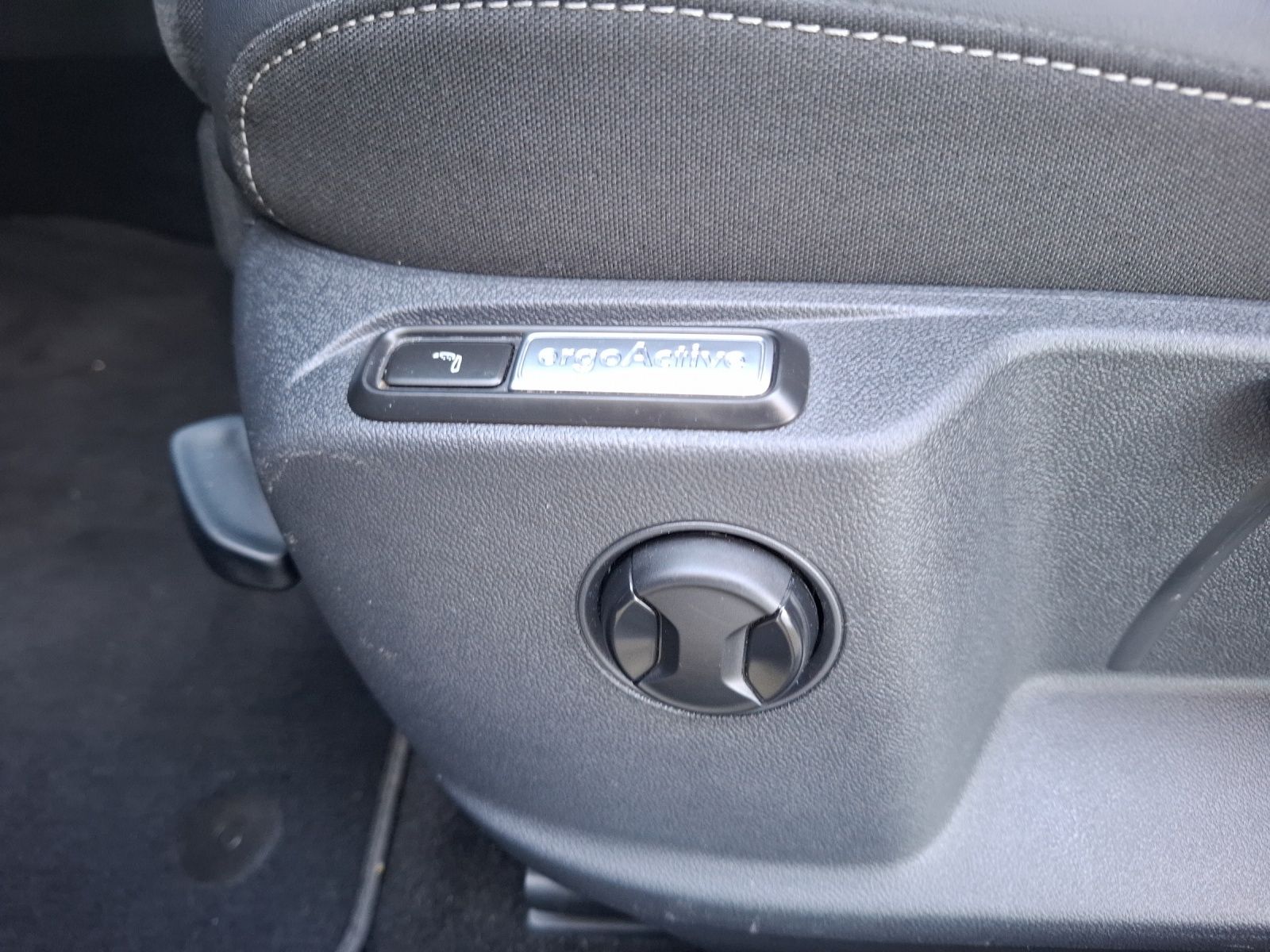 Fahrzeugabbildung Volkswagen T-Roc TSI Style LED Navi AID ACC Park-Assist SH