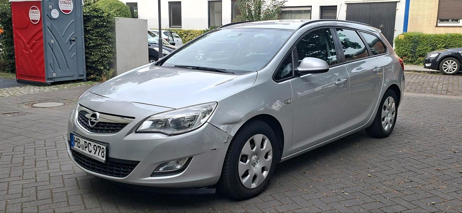 Opel Astra 2012 — rear view