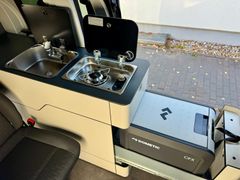 Kosi Busse Ostbayerns größter VW Bus und VW Bus Camping Experte. Ihr VW Bus Händler, VW Bus Camper Ausbau / Umbau und Fahrzeugservice in unserer Bulli Werkstatt Fahrzeugabbildung Westfalia CLUB JOKER URBAN PREMIUM - ALL TERRAIN EDITION