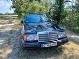 Mercedes-Benz 260 - blaue Mercedes-Benz 260