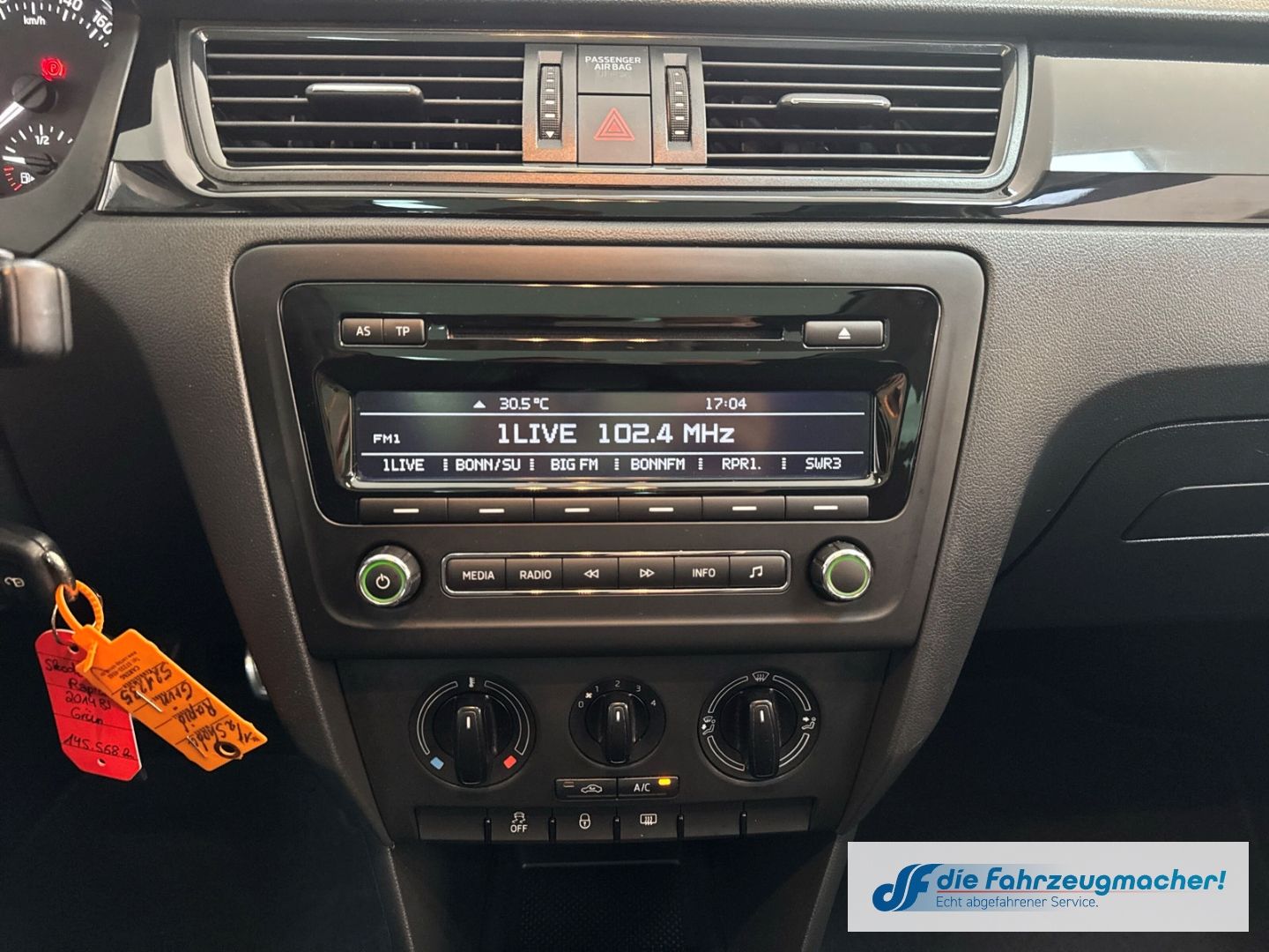 Fahrzeugabbildung SKODA Rapid Spaceback StylePlus 1.2 TSI Panorama Xenon