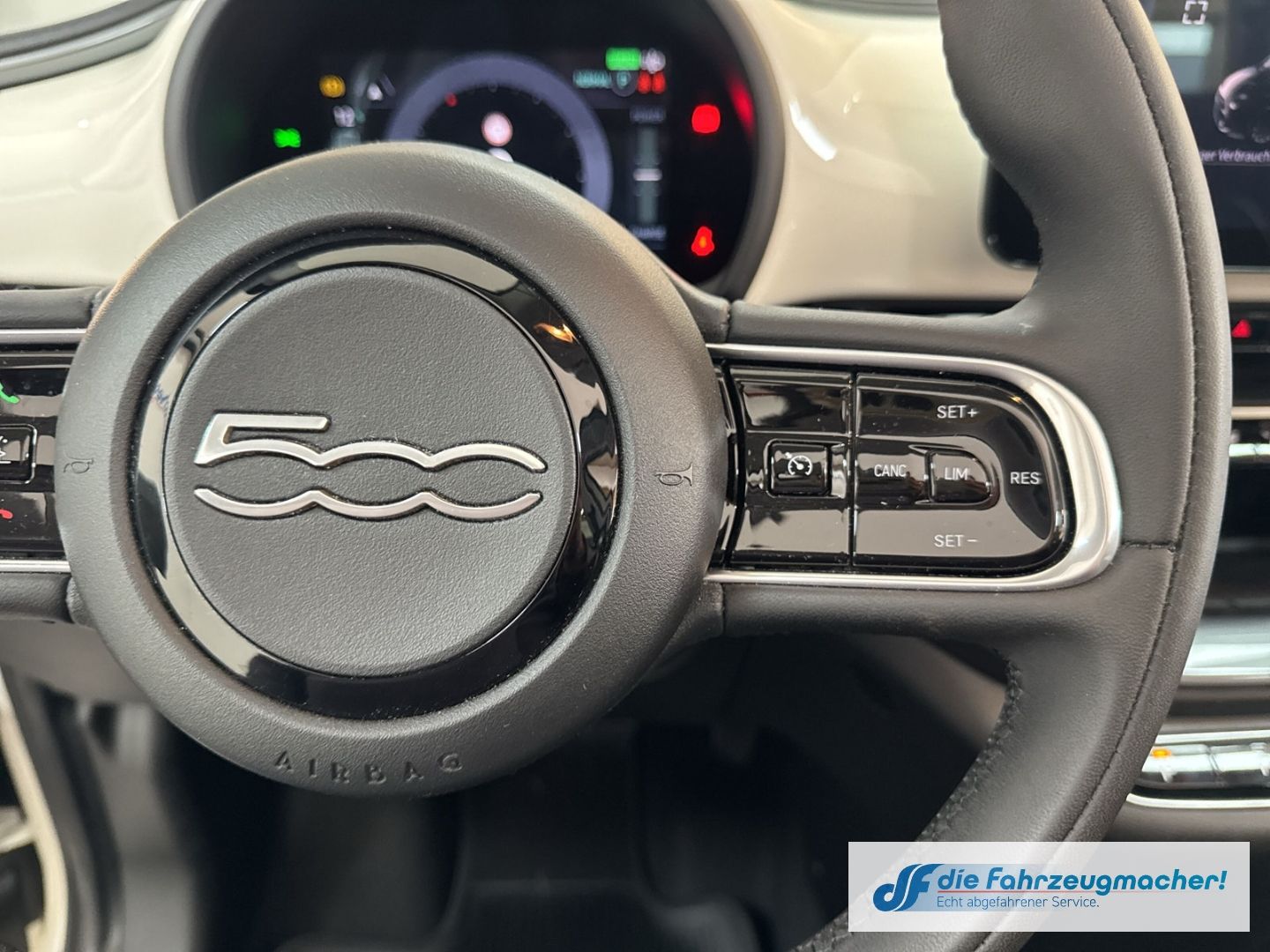 Fahrzeugabbildung Fiat 500 e Apple CarPlay Android Auto Klimaautom Fah
