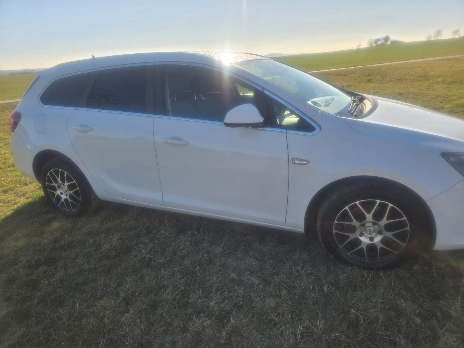 Opel Astra 2011 — photo 8