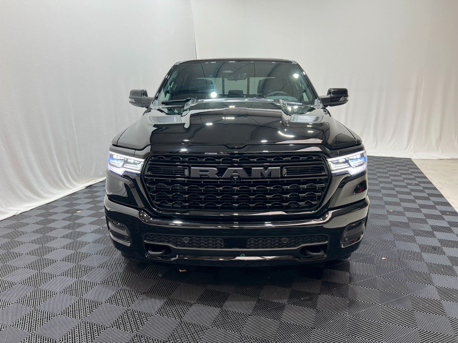 Fahrzeugabbildung Dodge RAM 1500 Limited Night  5,7L V8 HEMI / MFT