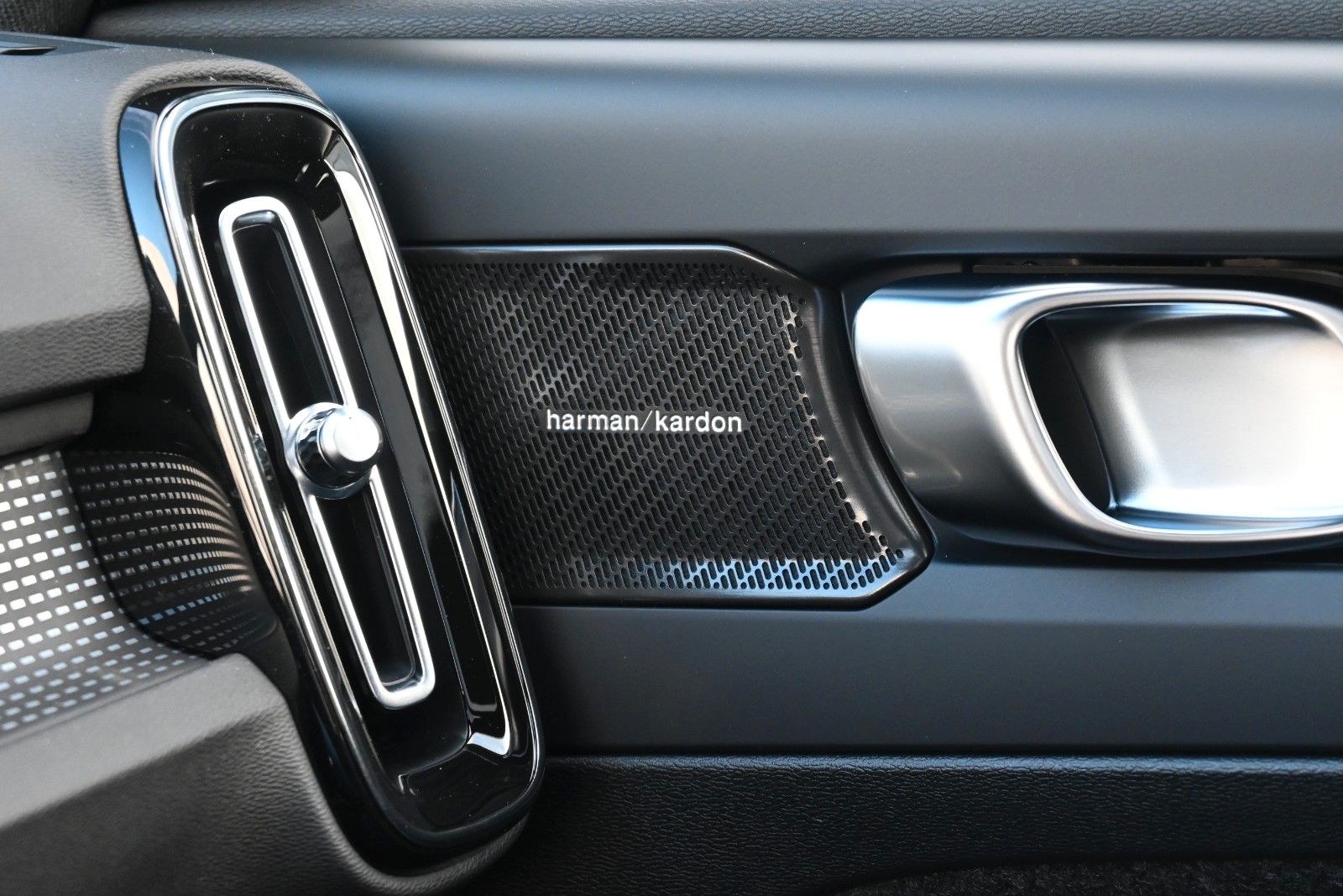 Fahrzeugabbildung Volvo XC40 B3 DKG Plus Dark*FSHZG*Pixel*360°*ACC