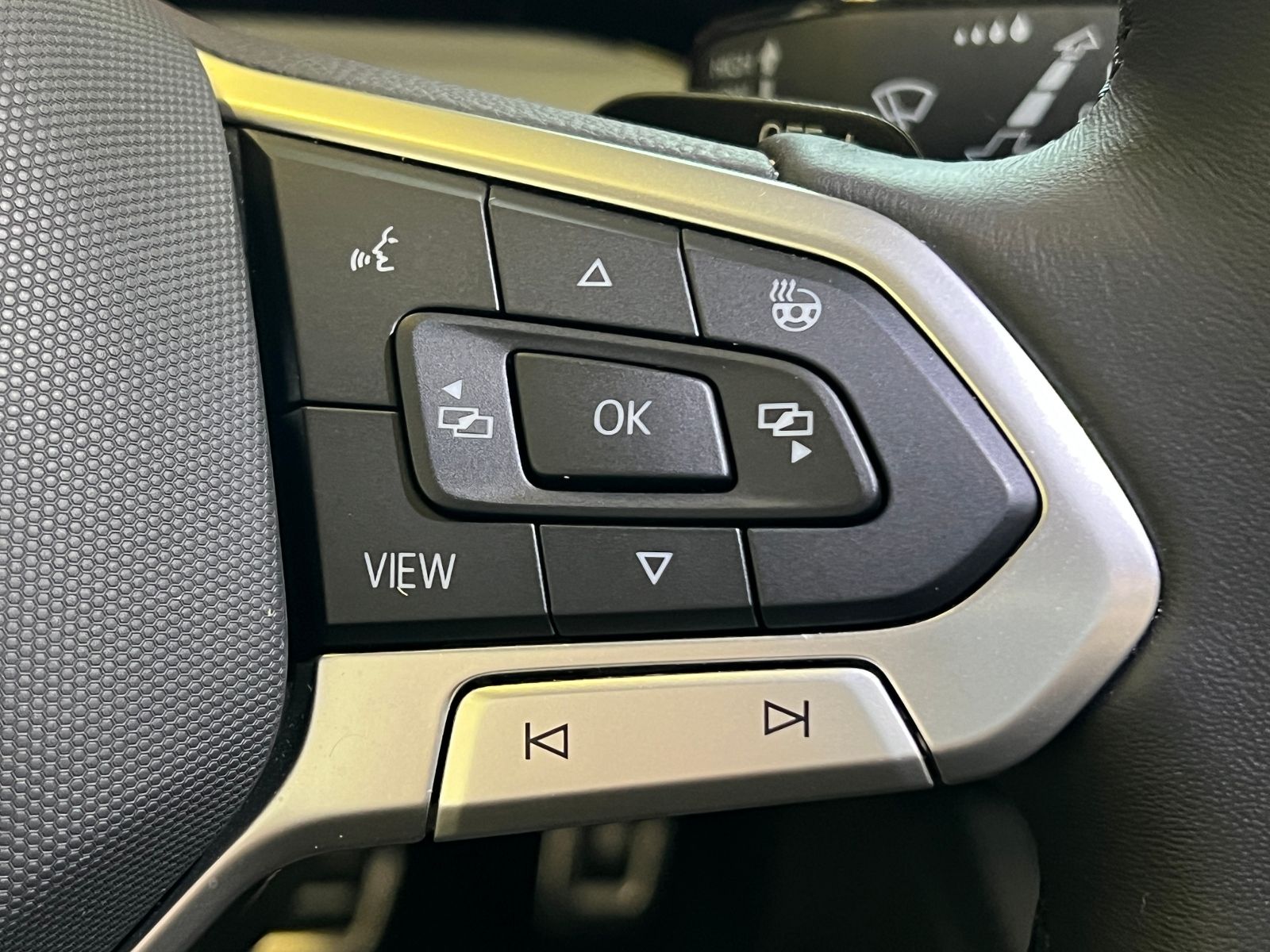 Fahrzeugabbildung Volkswagen Golf VIII MOVE 1.5 eTSI DSG *AHK, LED,Navi, 16'-