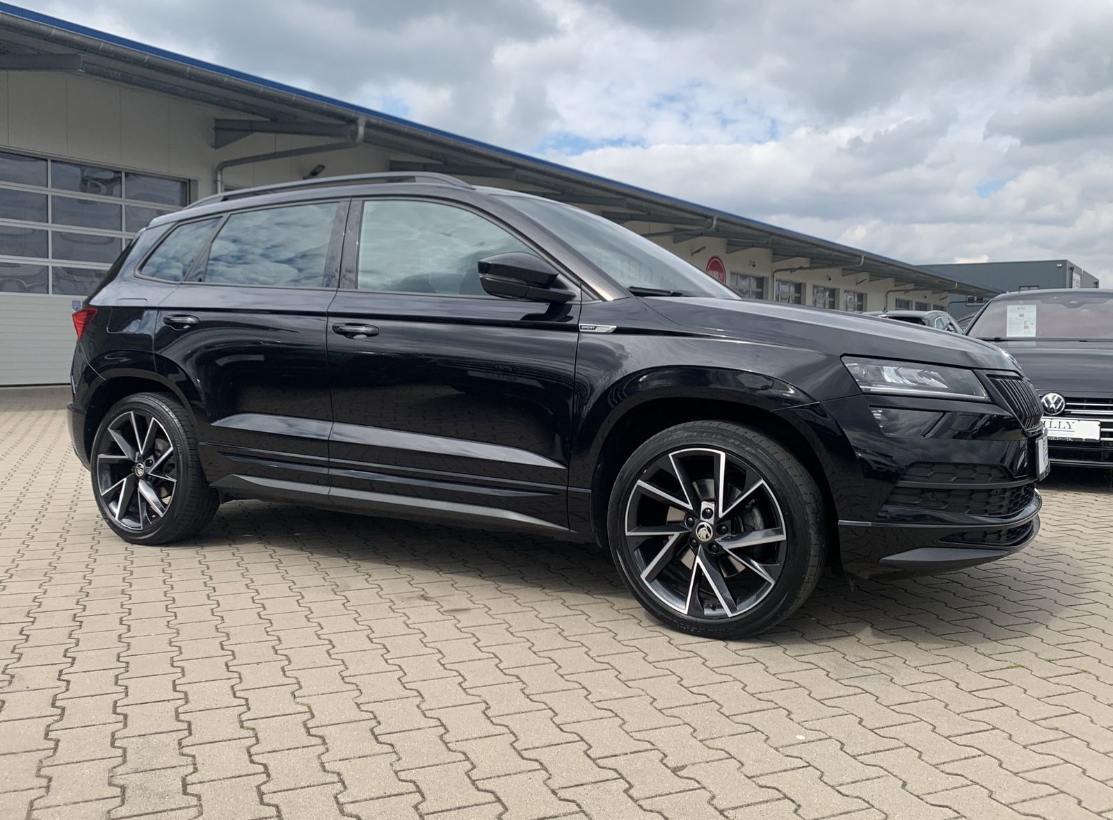 Fahrzeugabbildung SKODA Karoq 2.0 TDI*Sportline*4x4*AHK*Pano*Cam*CANTON*