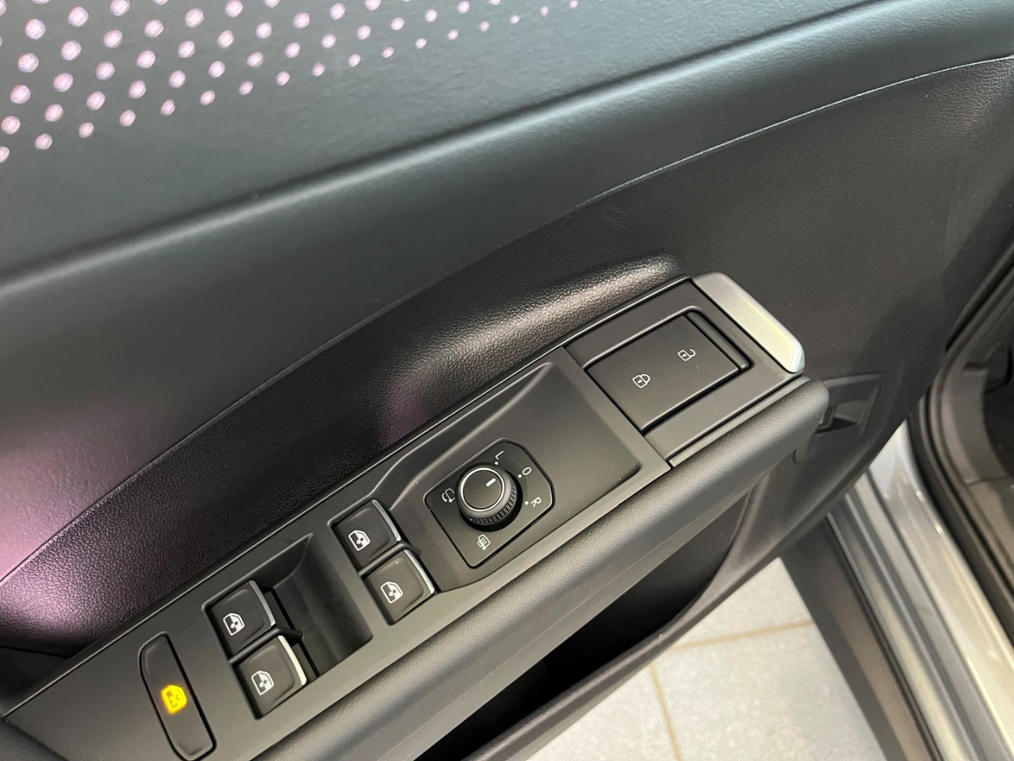 Fahrzeugabbildung Volkswagen T-Roc Style 1.5 eTSI DSG HUD AHK-el. klappb. Nav