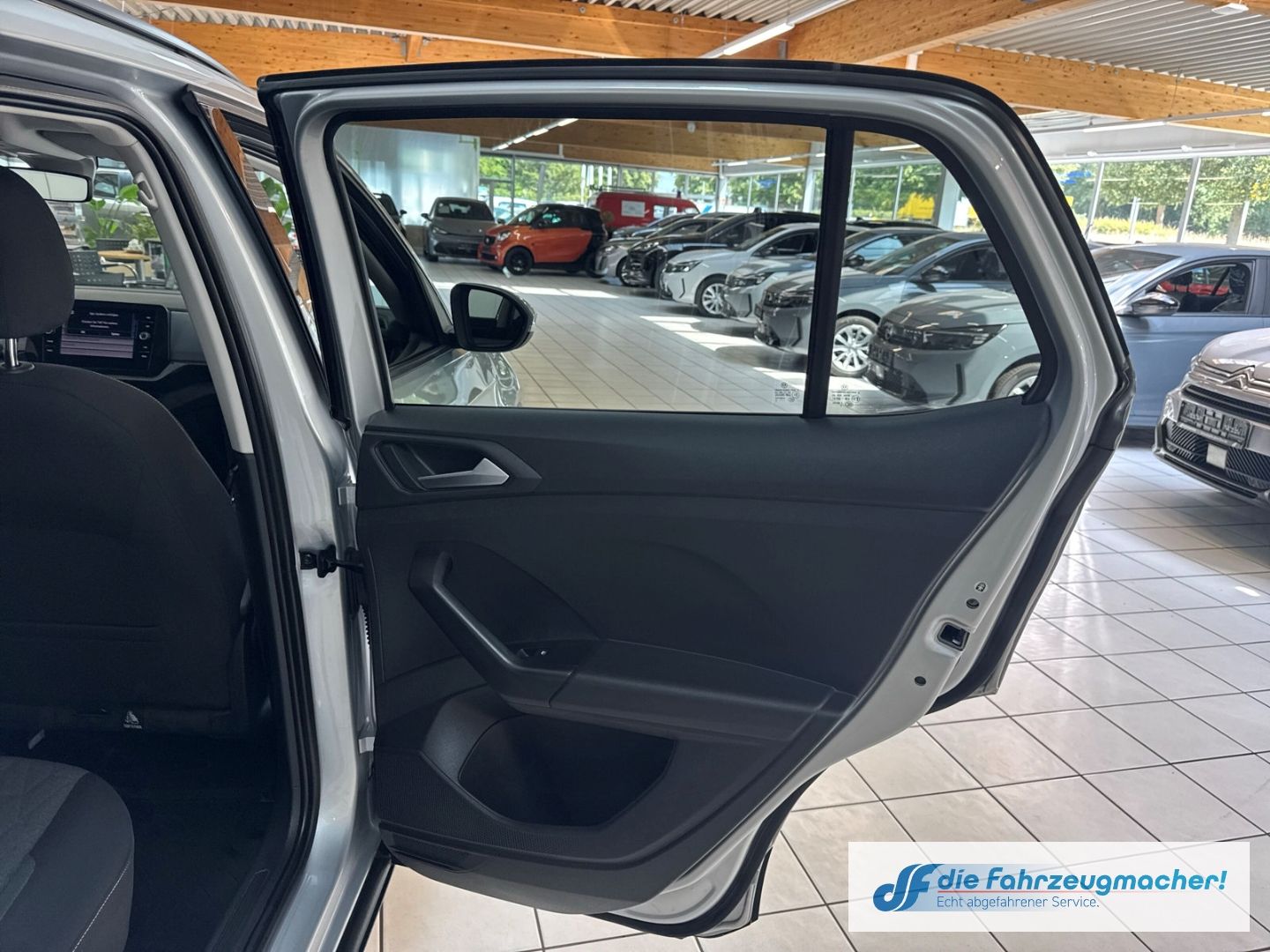 Fahrzeugabbildung Volkswagen T-Cross 1.0 TSI 85 kW Life Digitales Cockpit LED