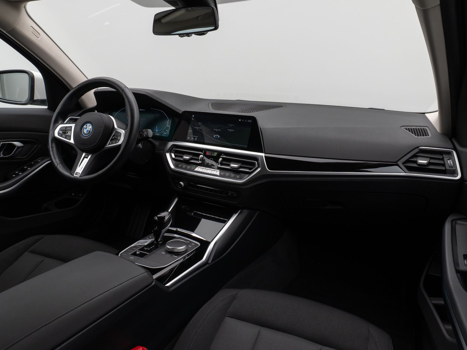 Fahrzeugabbildung BMW 330e DAB CockPitPr Lenkrhz PDC Stop&Go Alarm AHK
