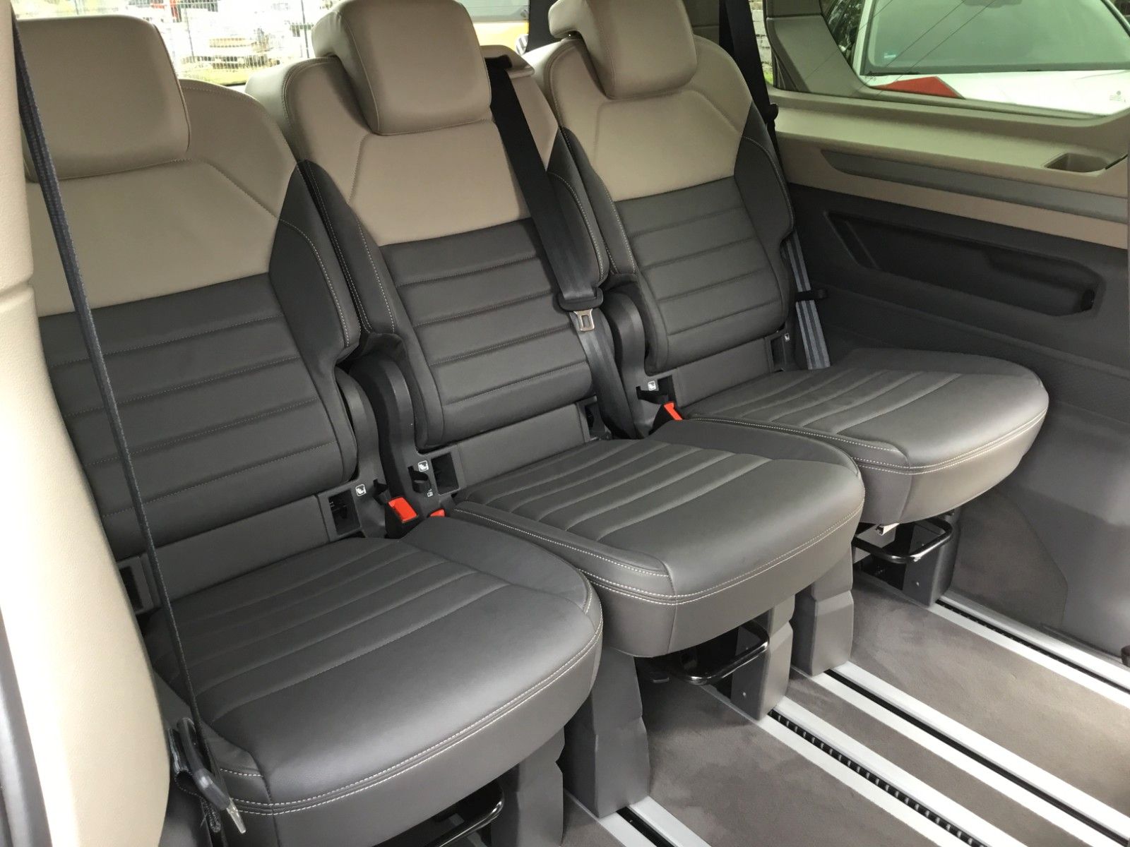 Fahrzeugabbildung Volkswagen T7 Multivan Life TDI DSG LÜ+AHK+ACC+LED+Leder