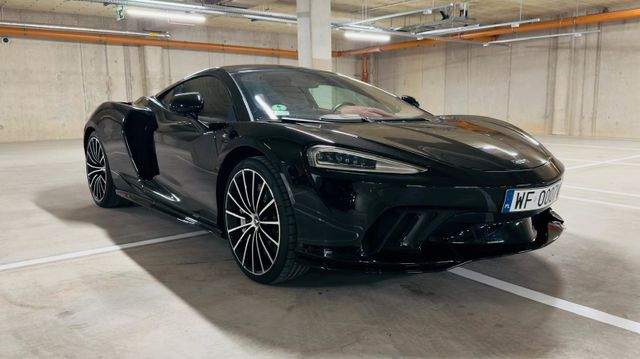 McLaren / Full Service / LIFT / B&W / Panorama