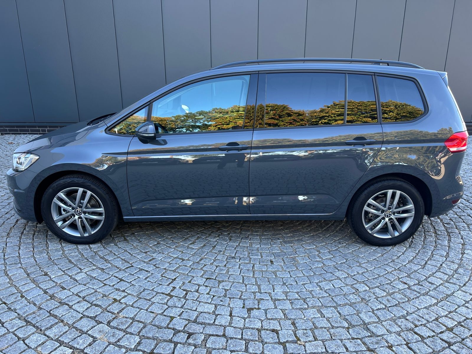 Fahrzeugabbildung Volkswagen Touran Comfortline 1.5 TSI DSG *7-Sitzer, Easy-O
