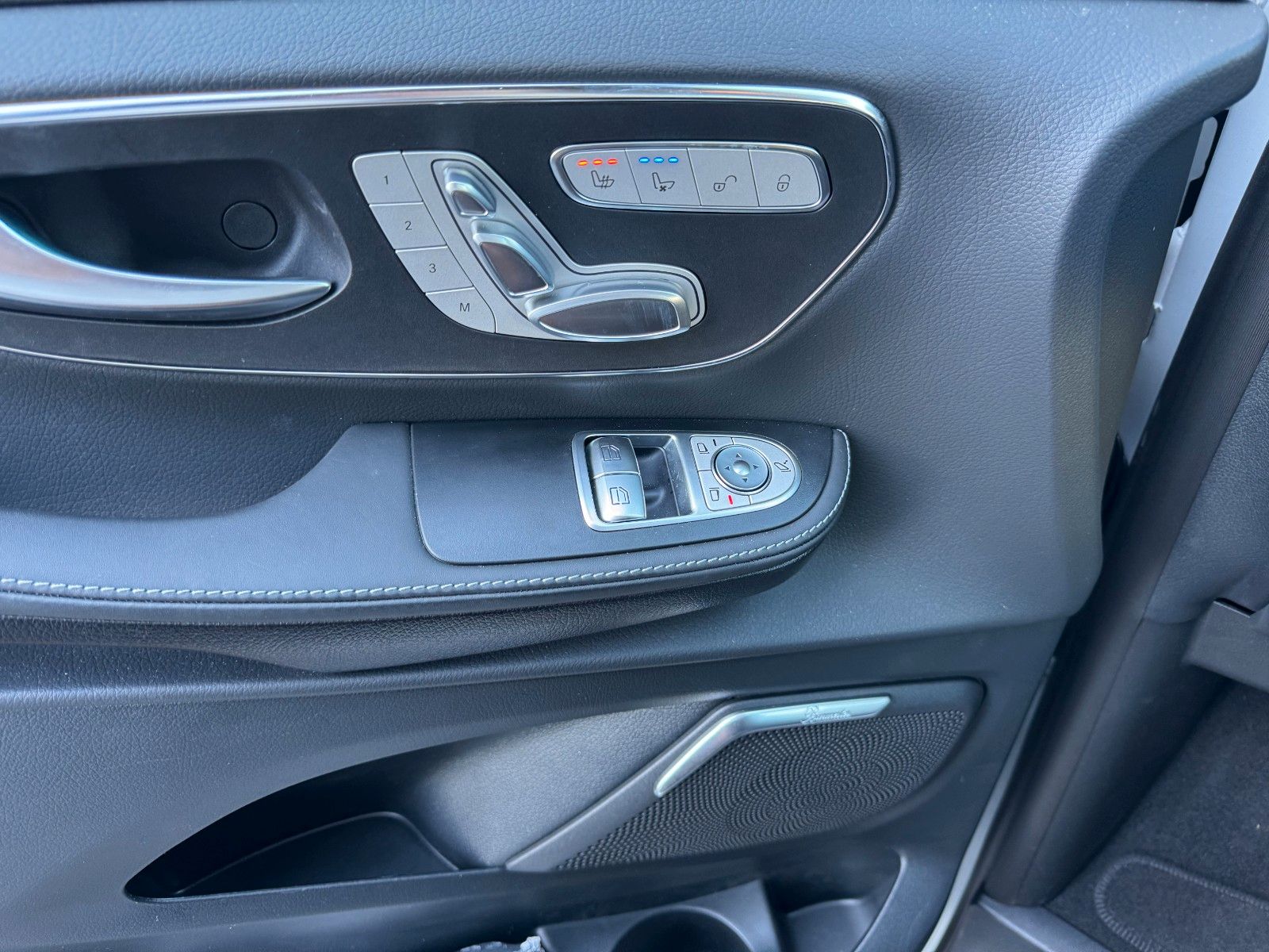 Fahrzeugabbildung Mercedes-Benz V 300 d 4MATIC EXCLUSIVE AMG Tische AHK2,5to