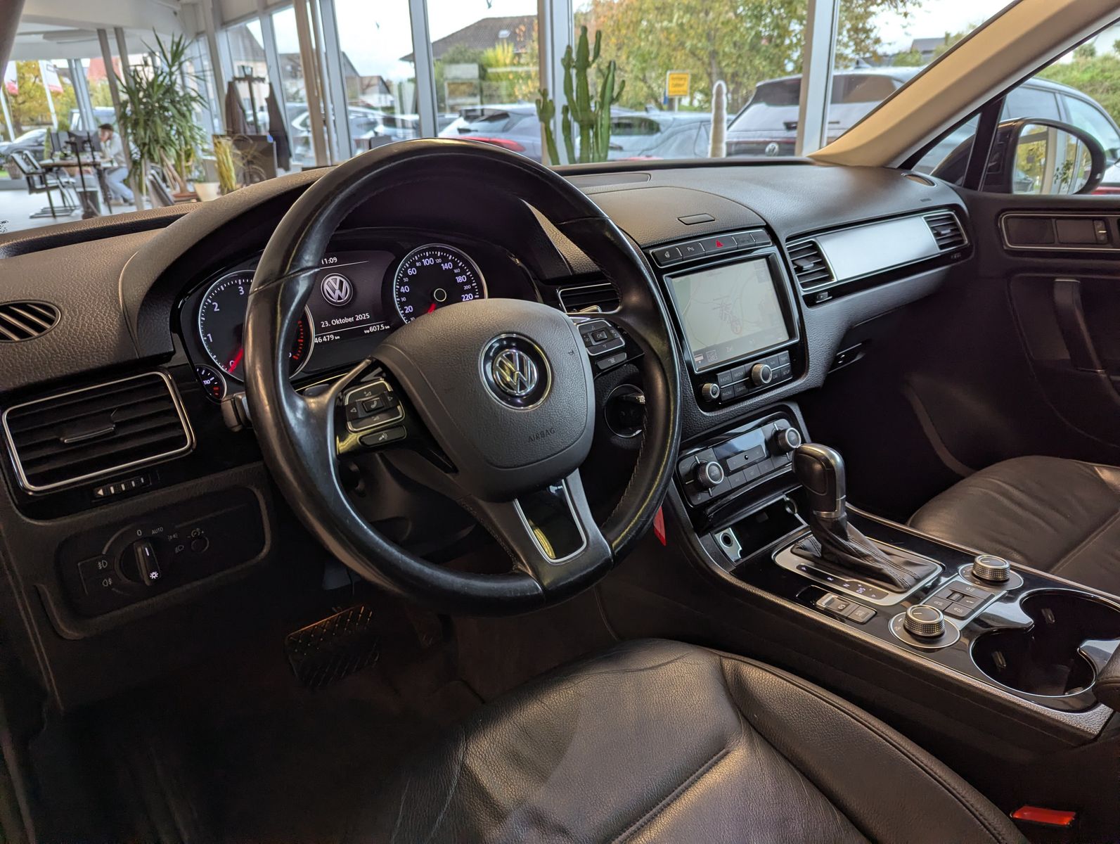 VW Touareg V6 TDI Terrain 4M StHz. Luft Pano AHK - Image 23