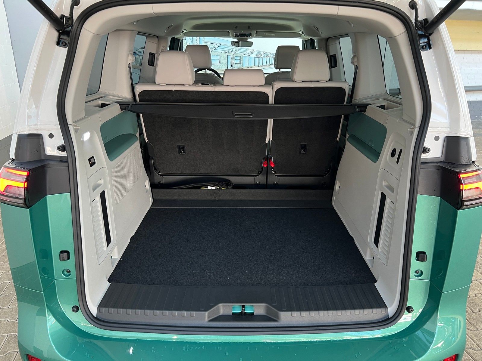 Fahrzeugabbildung Volkswagen ID.Buzz Pro 150 KW +AHK + Kamera + Navi + Design - mit KI generiert/bearbeitet