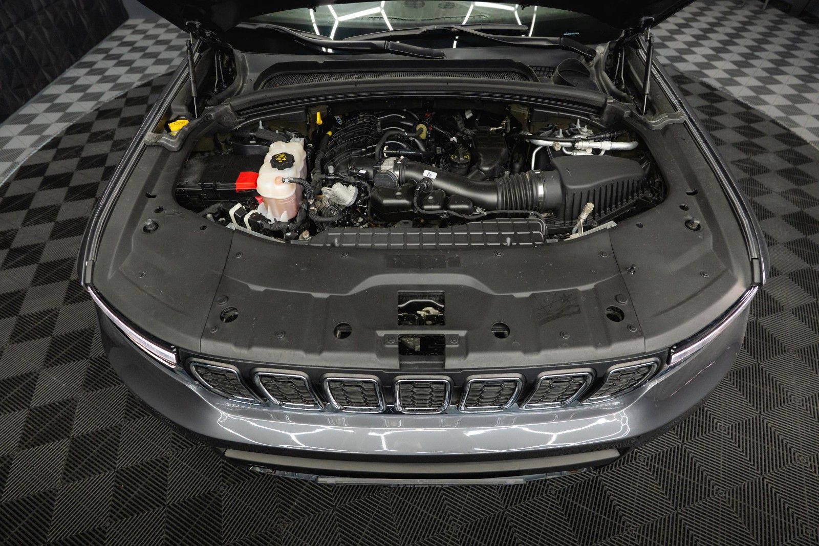 Fahrzeugabbildung Jeep Grand Cherokee 3.6 4x4 LAREDO L ACC Kamera 19%