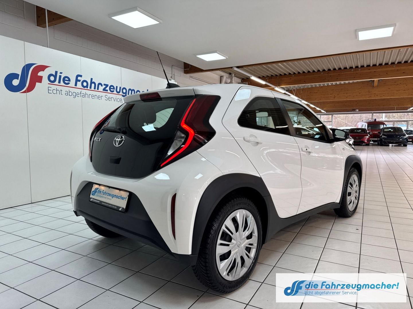 Fahrzeugabbildung Toyota Aygo X Play Apple CarPlay Android Auto Mehrzonen