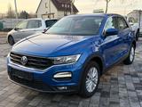 Volkswagen T-Roc Basis TÜV NEU / Apple Car / Allwetterreife - gebrauchte VW T-Roc aus dem Jahr 2017