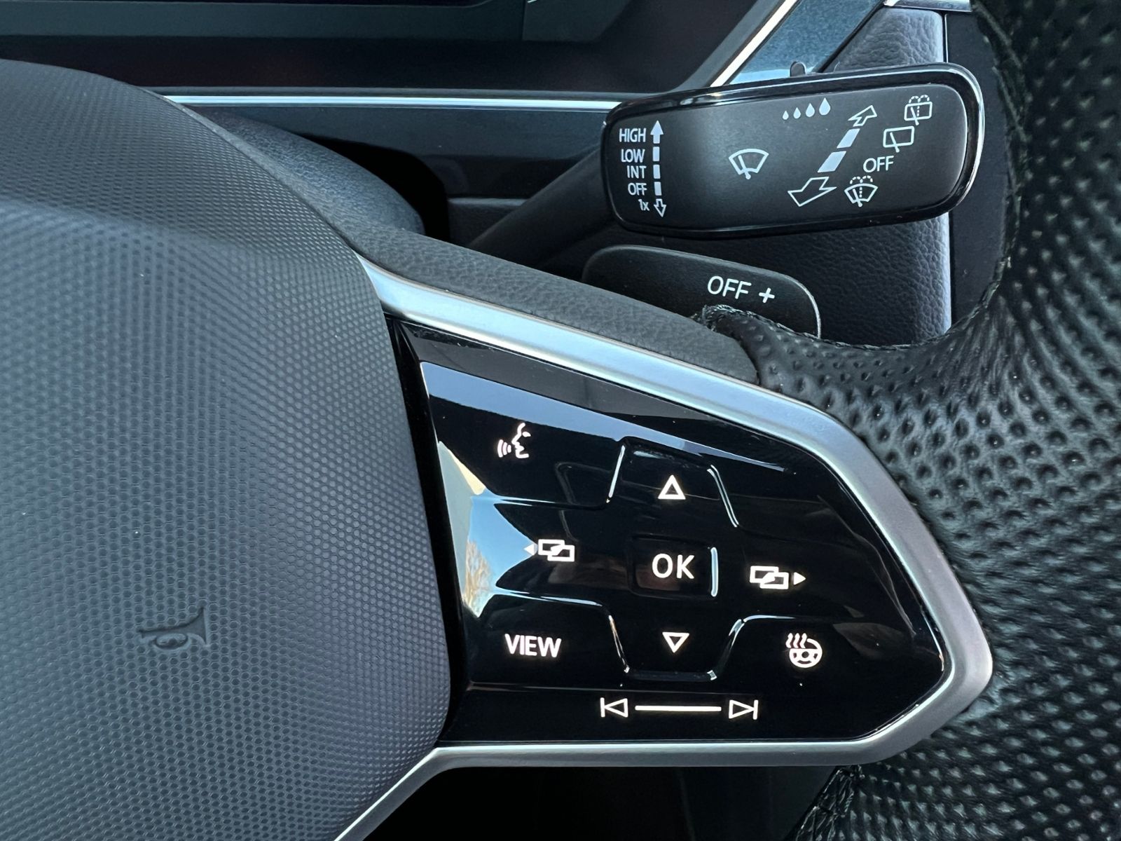 Fahrzeugabbildung Volkswagen Tiguan R-Line 1.5 TSI DSG *AHK, IQ-Light, Black