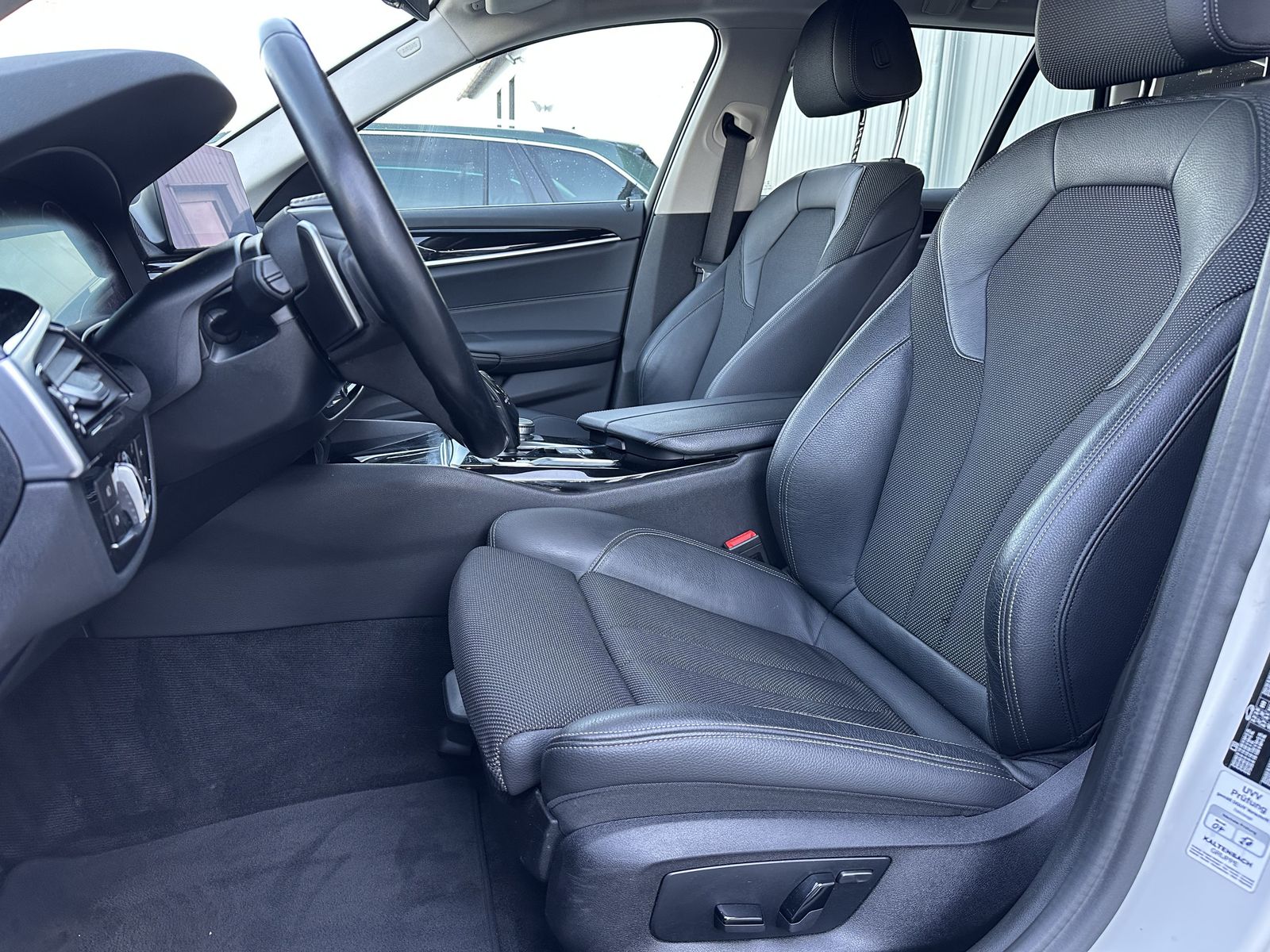 Fahrzeugabbildung BMW 520d Touring Sport-Line NAV+LED+VCOCK+KAMERA+SHZ