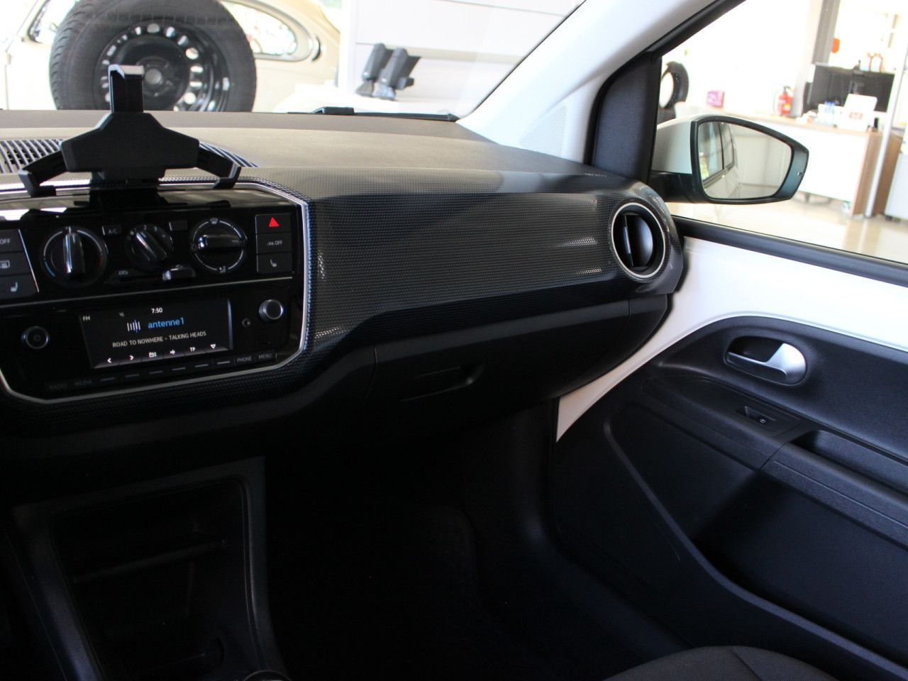 Fahrzeugabbildung Volkswagen up! move Klima/SHZ/Maps+More Dock