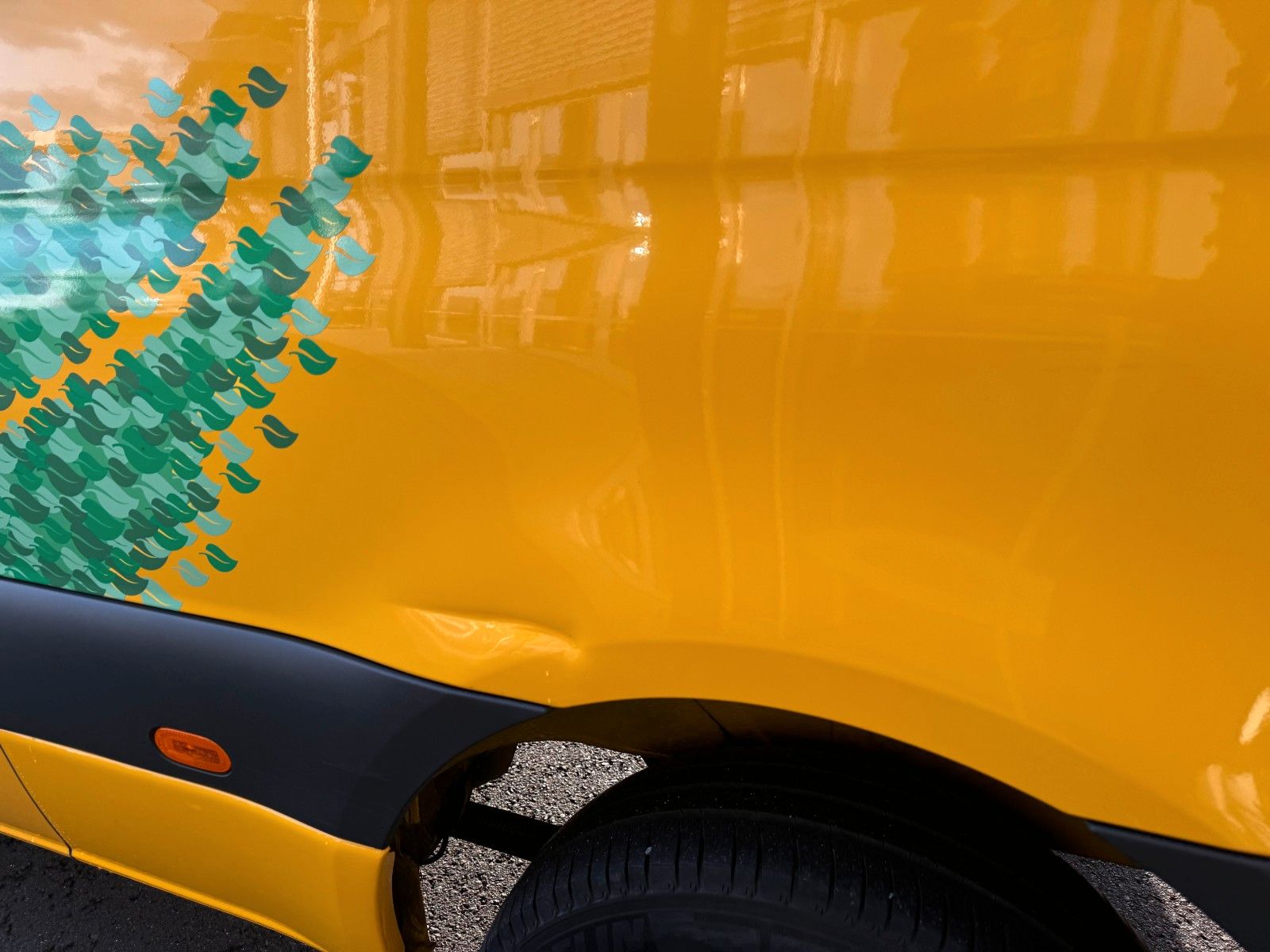 Fahrzeugabbildung Mercedes-Benz eSprinter 312 DHL Regal KEP-Ausbau