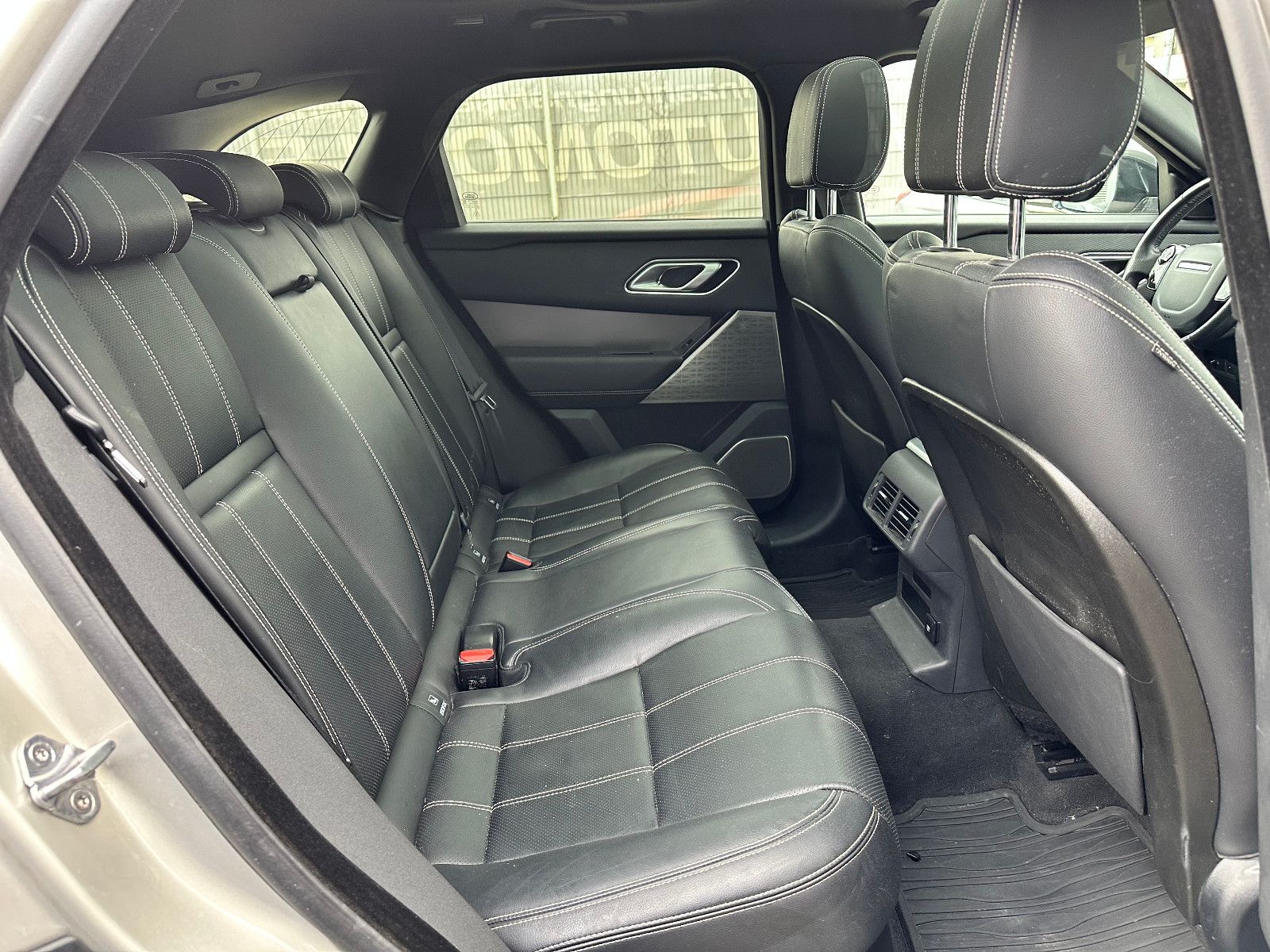 Fahrzeugabbildung Land Rover RANGE ROVER VELAR SE*MOD.2021+AHK+PANO+U.V.M*