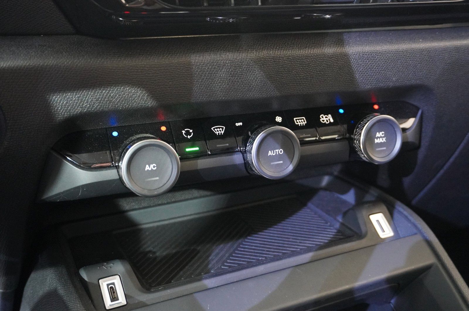 Fahrzeugabbildung Citroën C4 Lim. 1.2T PLUS NAVI/LED/KAMERA/SPORT /VIR/DAB