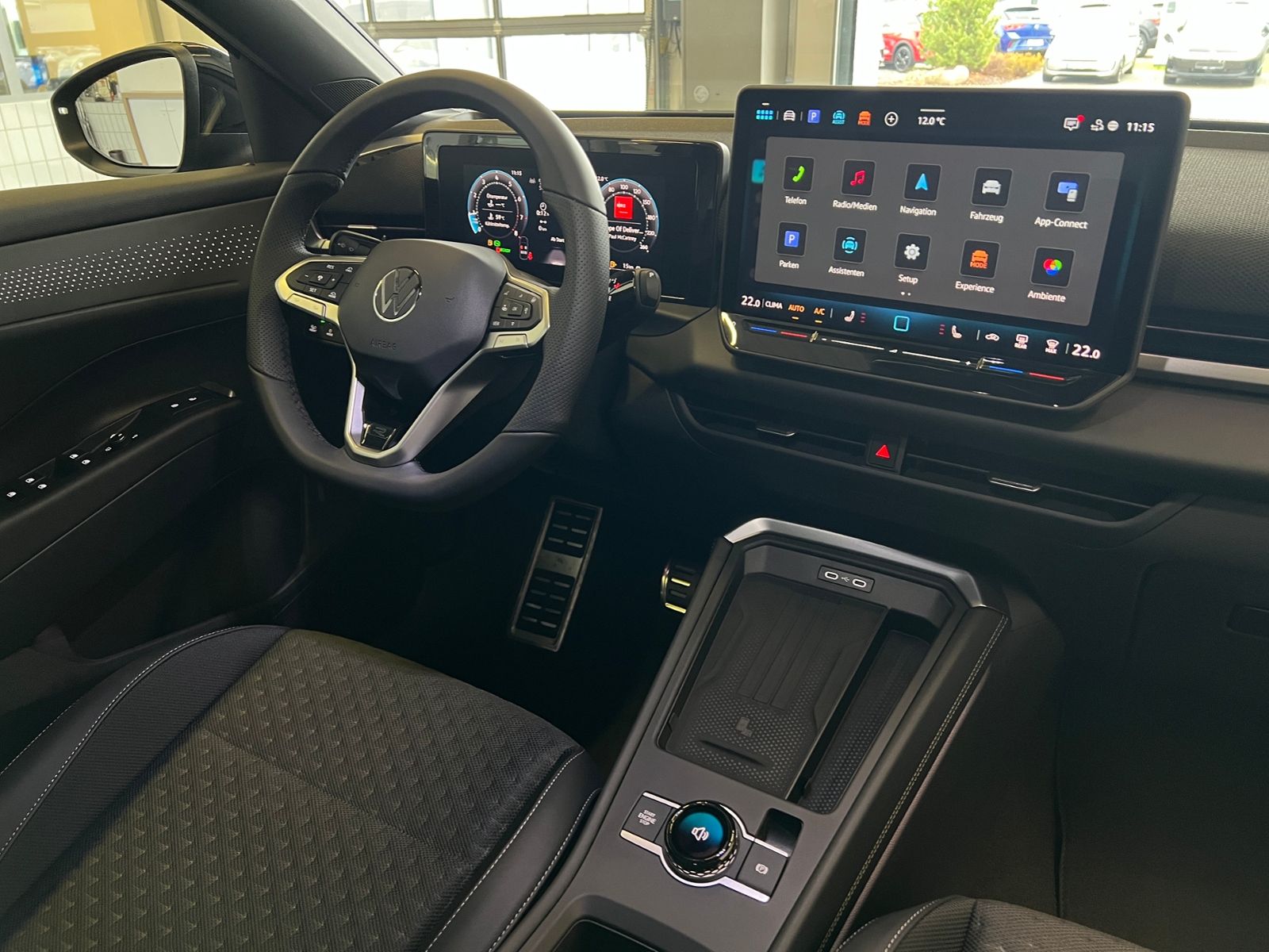 Fahrzeugabbildung Volkswagen T-Roc R-Line 1.5 eTSI DSG *AHK, LED, ACC, Kamera