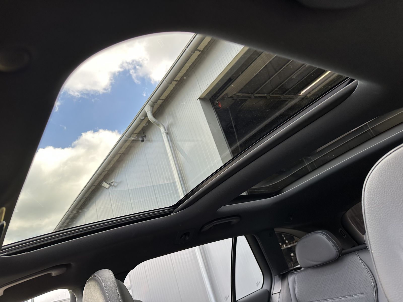 Fahrzeugabbildung Mercedes-Benz C 300d T AMG Line NAV+LED+HUD+PANORAMA+ACC+AHK