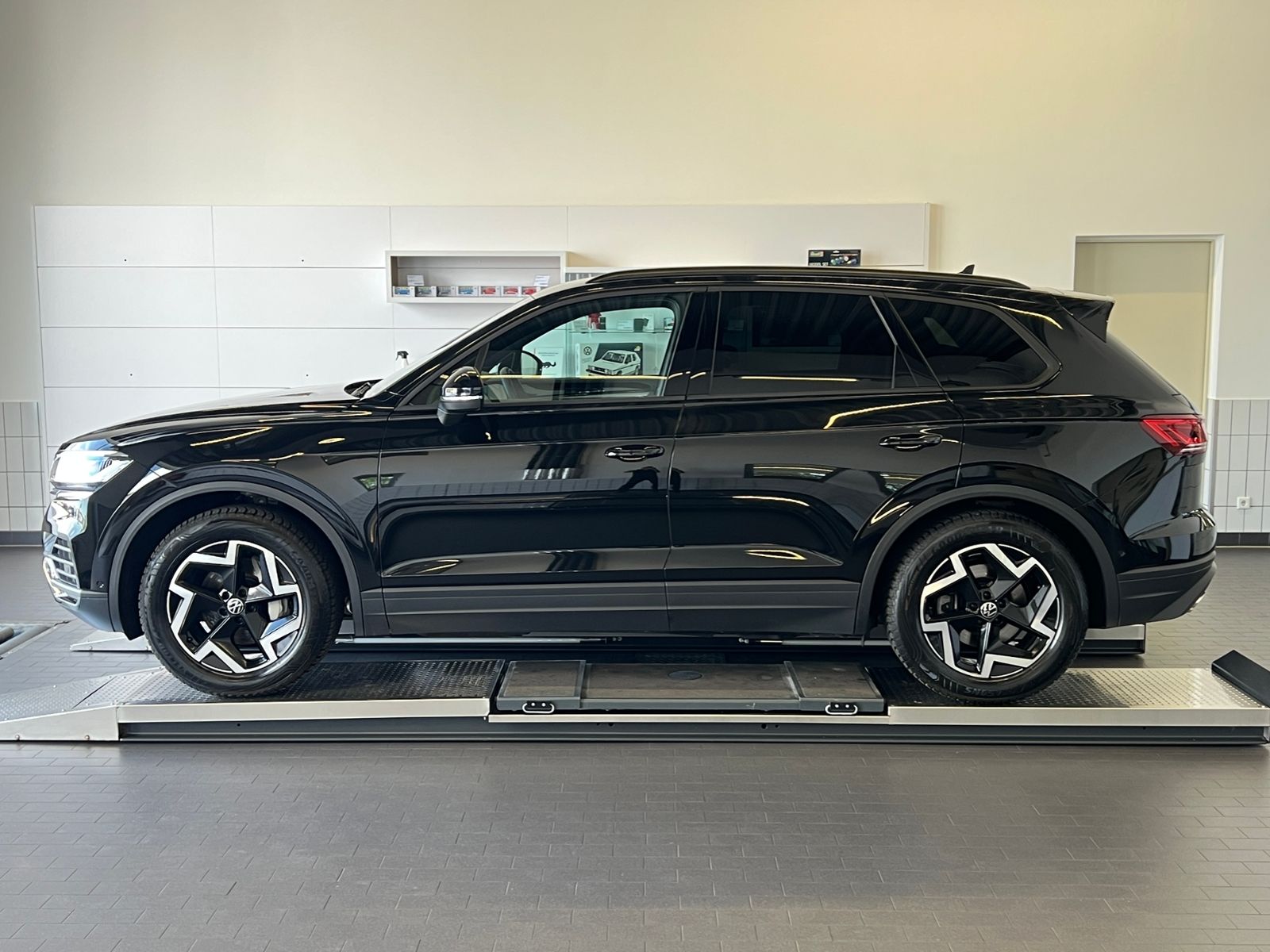 Fahrzeugabbildung Volkswagen Touareg 3.0 TDI 4MOTION *AHK, Luft, Leder, ACC,
