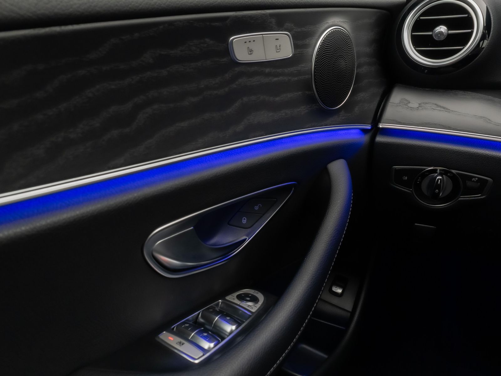 Fahrzeugabbildung Mercedes-Benz E 220 d Avantgarde. 9G-Tronic Kamera Navi Sport